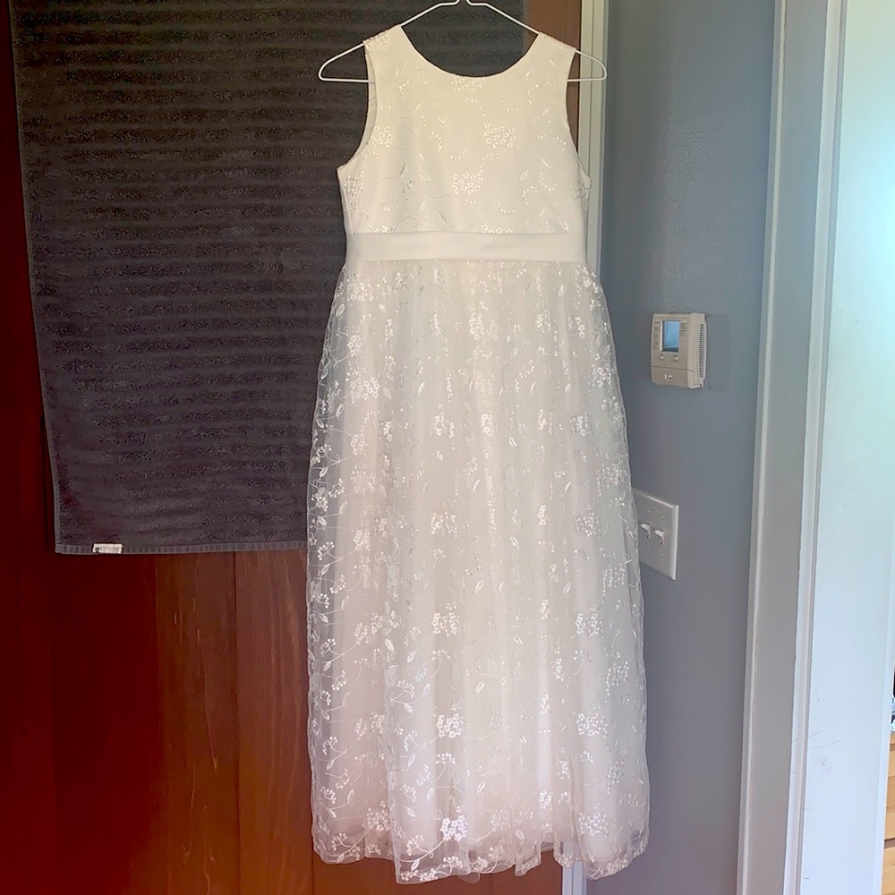 NWOT Gorgeous White long Minerature bride/ fist communion dress. Size 12/13Y